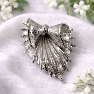 Vintage Silver-Tone Bow Fan Brooch Textured Ribbon Pin Elegant Retro Statement J
